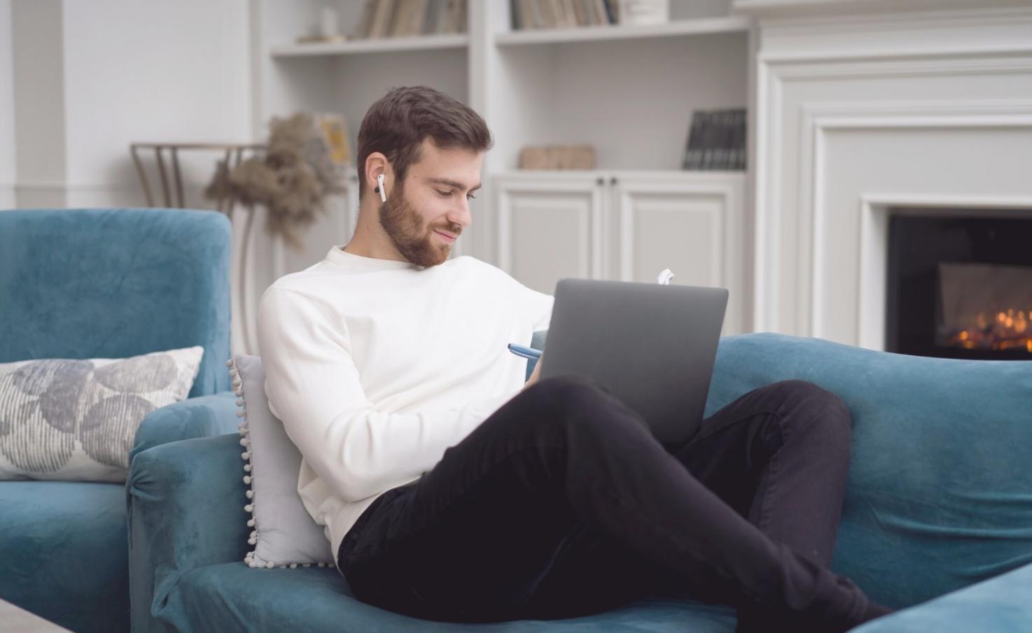 Analyse financière en équipe avec documents et graphiques